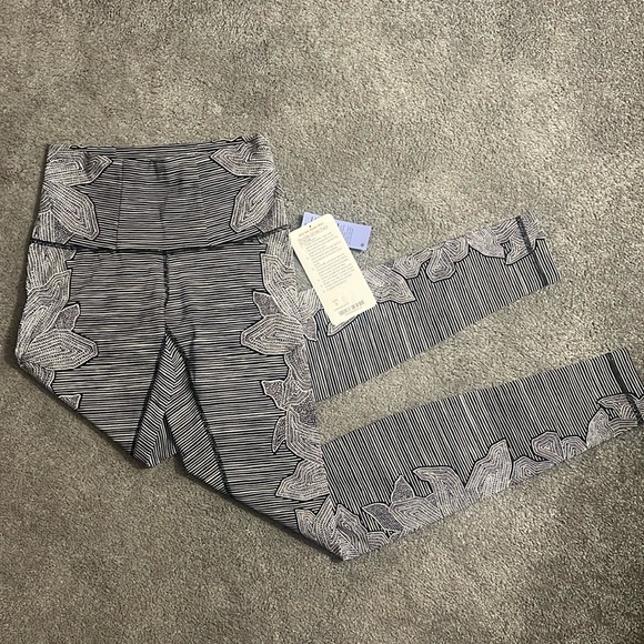 Lululemon Wunder Under Pant (Hi-Rise)
Dottie Tribe White Black - Picture 2 of 6